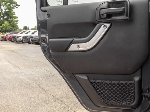 Used 2017 Jeep Wrangler Unlimited Sahara w/ Connectivity Group AWD/4WD image 28