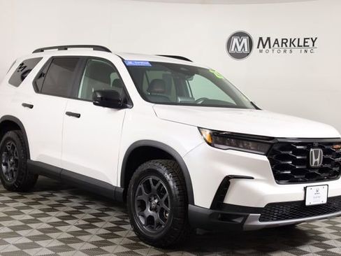 Certified 2025 Honda Pilot TrailSport image 1