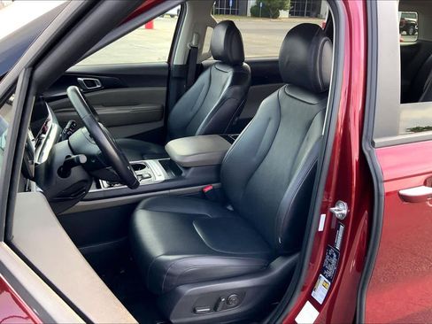Used 2025 Kia Carnival FWD image 8