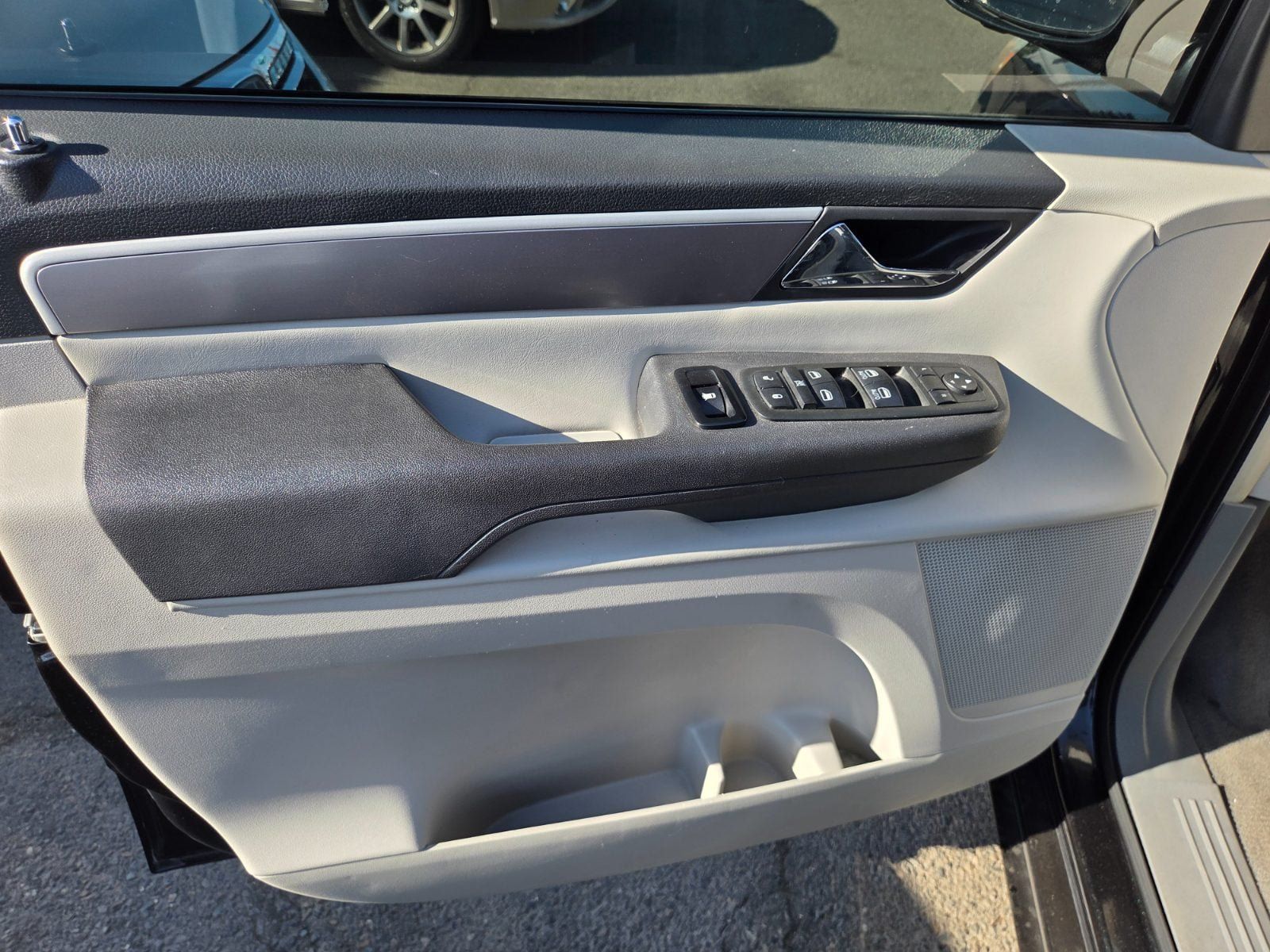 Used 2012 Volkswagen Routan SE FWD image 7