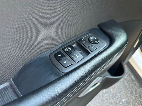 Used 2022 Dodge Challenger SXT image 33