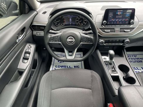 Used 2025 Nissan Altima 2.5 SV FWD image 11