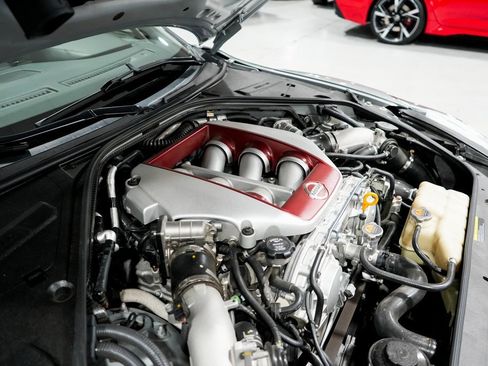 Used 2020 Nissan GT-R Premium image 29