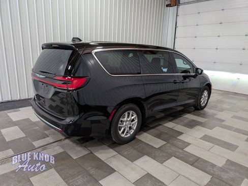 Used 2025 Chrysler Pacifica Select image 4