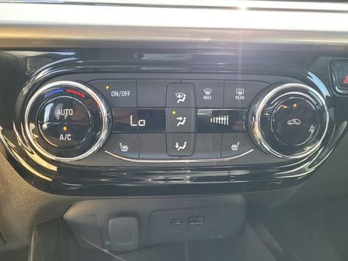 Used 2025 Chevrolet Trax LT w/ LT Convenience Package FWD image 20