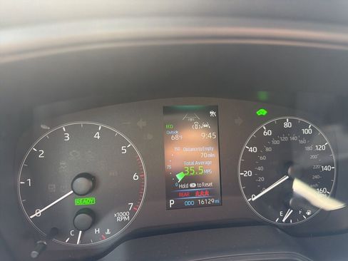 Used 2024 Toyota Corolla SE w/ SE Package image 9