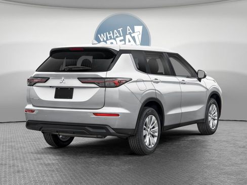 New 2026 Mitsubishi Outlander ES image 2