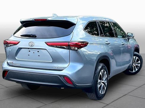 Used 2022 Toyota Highlander XLE AWD/4WD image 13