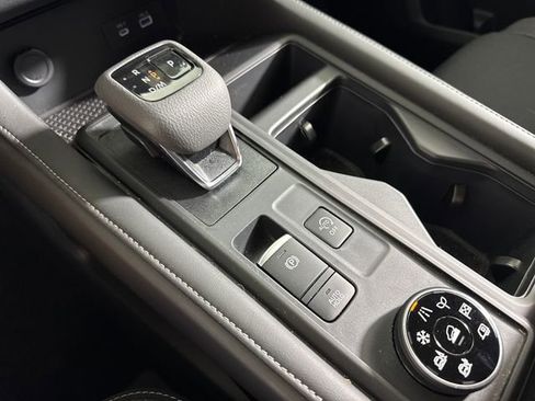 Used 2024 Nissan Pathfinder S AWD/4WD image 31