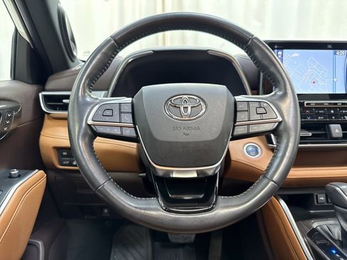 Used 2021 Toyota Highlander Platinum image 16