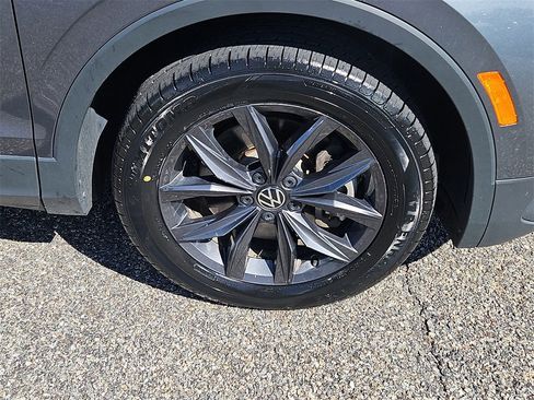 Used 2022 Volkswagen Tiguan SE w/ Panoramic Sunroof Package image 10