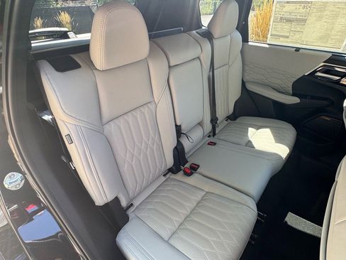 Used 2025 Mitsubishi Outlander AWD image 15