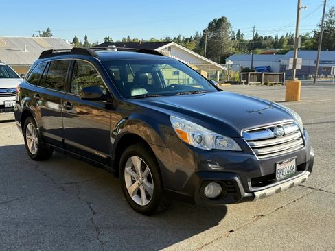 Used 2013 Subaru Outback 3.6R Limited w/ Moonroof Pkg AWD/4WD image 10