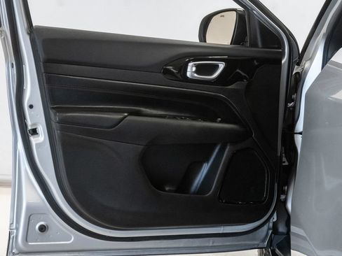 Certified 2025 Jeep Compass Trailhawk AWD/4WD image 8