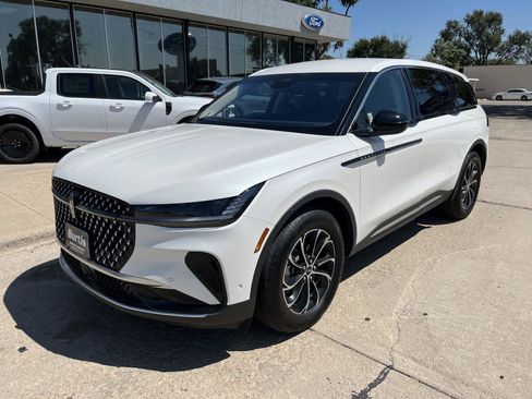 Used 2024 Lincoln Nautilus Premier image 2