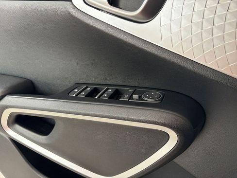 Used 2025 Kia Soul LX w/ LX Technology Package FWD image 18