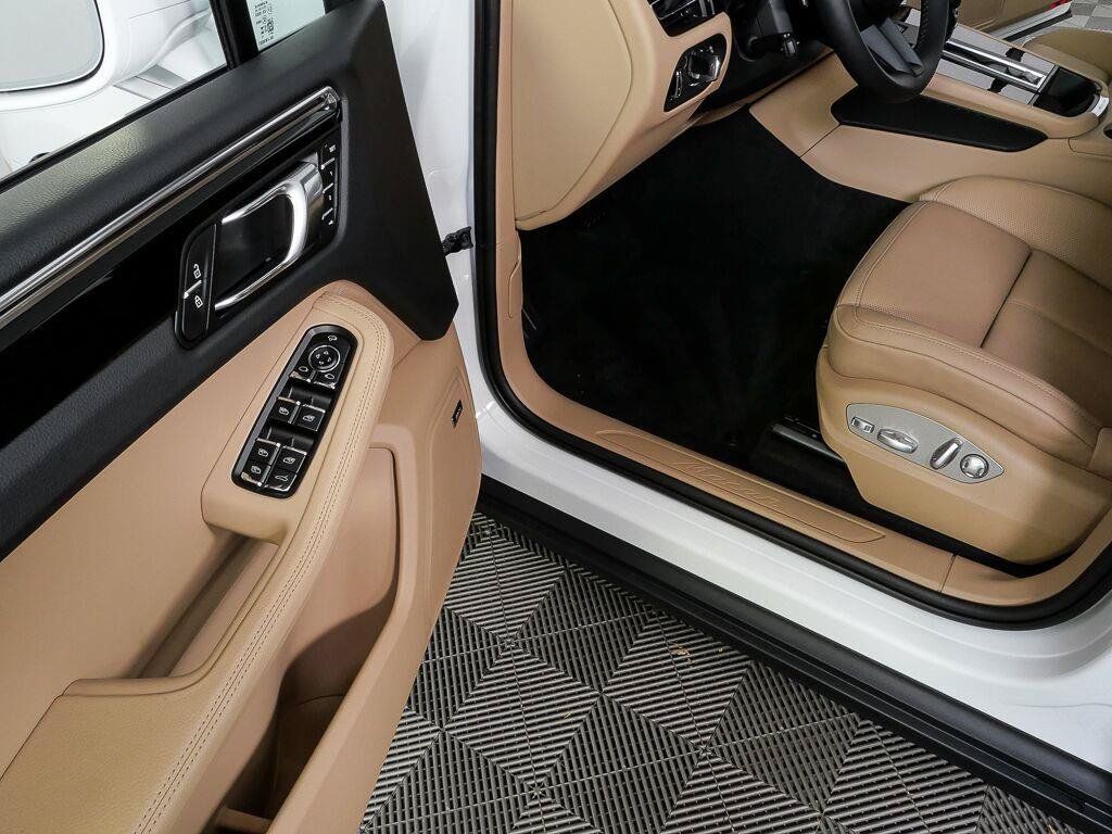 Certified 2026 Porsche Macan AWD/4WD image 8