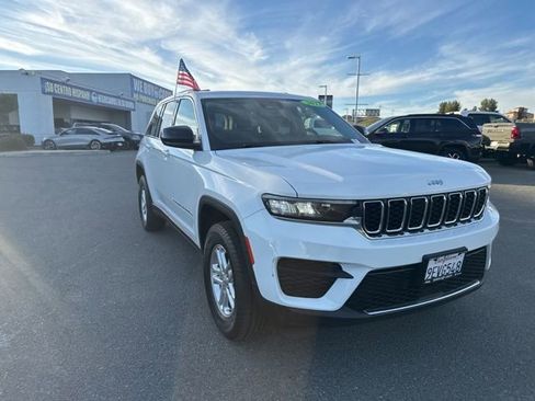 Used 2023 Jeep Grand Cherokee Laredo image 21