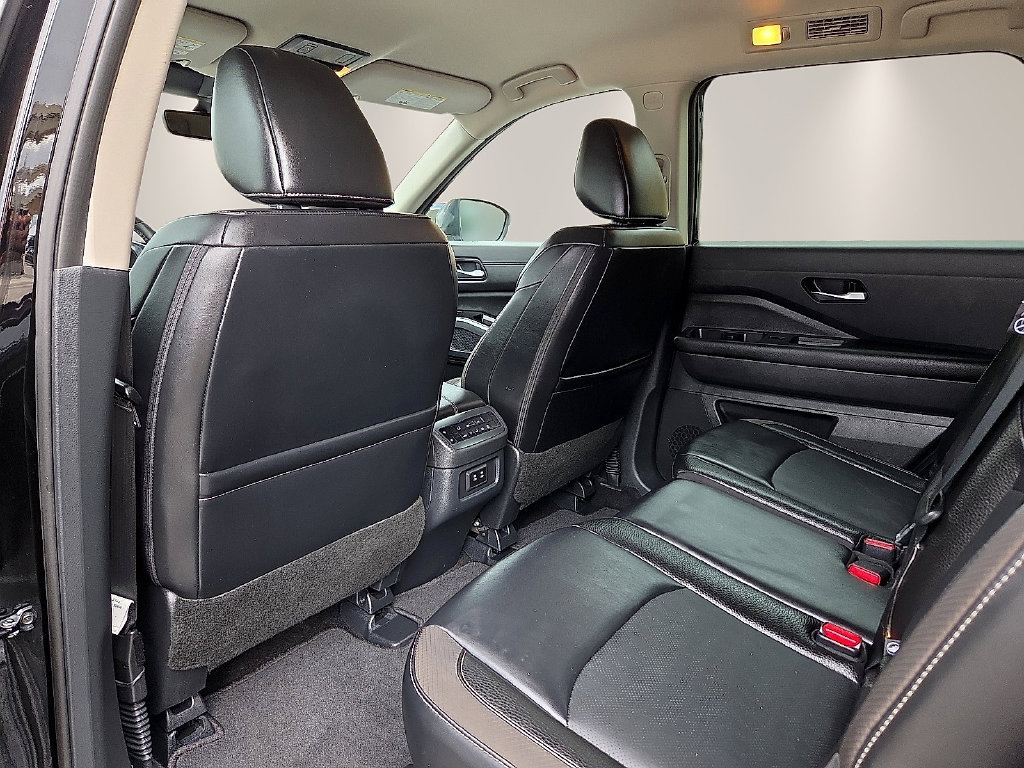 Used 2026 Nissan Pathfinder SL FWD image 12