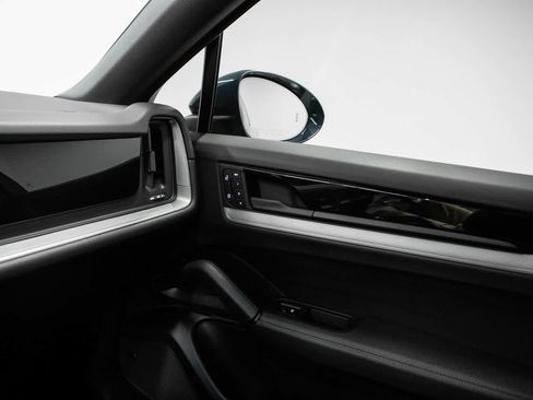 Certified 2024 Porsche Cayenne Coupe AWD/4WD image 27