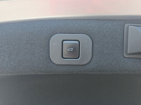 Used 2020 Lincoln Continental w/ Premium Package FWD image 13