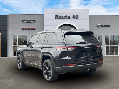 Used 2024 Jeep Grand Cherokee Limited w/ Black Appearance Package AWD/4WD image 4