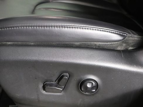 Used 2023 Chrysler Pacifica Touring-L FWD image 25
