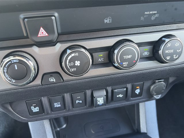 Used 2020 Toyota Tacoma TRD Off-Road w/ Technology Package AWD/4WD image 28