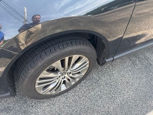 Used 2023 Toyota Venza Limited AWD/4WD image 3