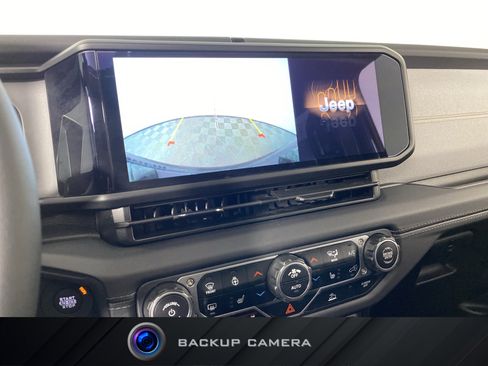 Used 2025 Jeep Wrangler Sahara image 4