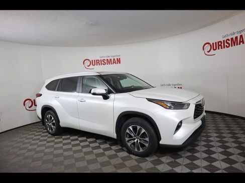 Used 2023 Toyota Highlander XLE AWD/4WD image 11