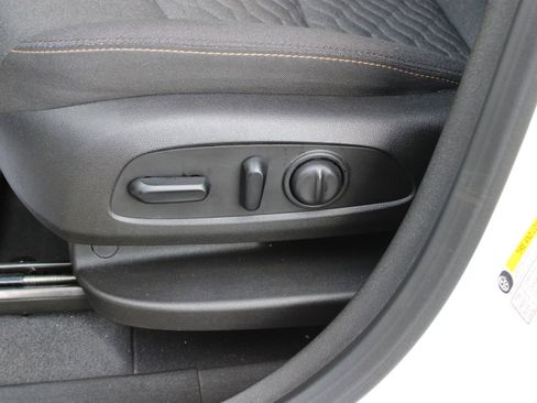 Used 2019 Chevrolet Equinox LT FWD image 12