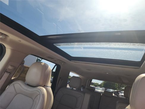 Certified 2020 Lincoln Navigator Reserve w/ Luxury Package RWD image 17