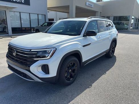 New 2026 Volkswagen Atlas Peak Edition image 3