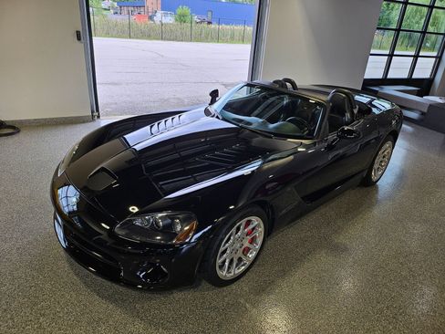 Used 2005 Dodge Viper SRT-10 RWD image 2