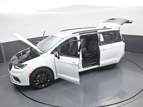 New 2026 Chrysler Pacifica Select image 63