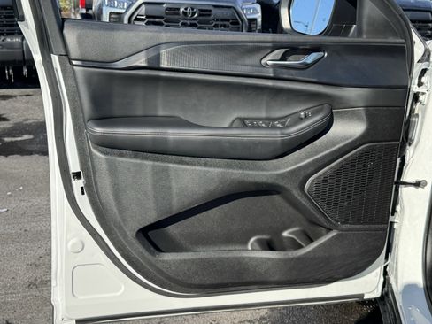 Used 2024 Jeep Grand Cherokee Laredo w/ Luxury Tech Group I image 22