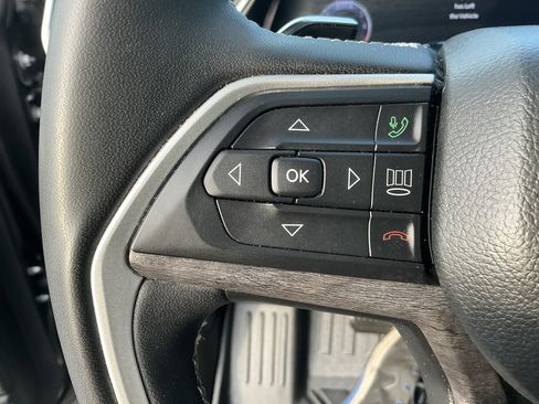 Used 2023 Jeep Grand Cherokee L Limited AWD/4WD image 17