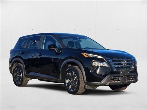 Used 2024 Nissan Rogue SV image 3