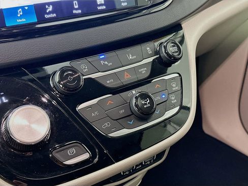 Certified 2024 Chrysler Pacifica Touring-L image 24