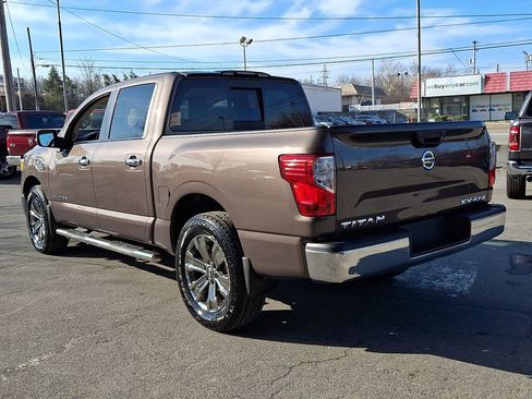 Used 2017 Nissan Titan SV image 7