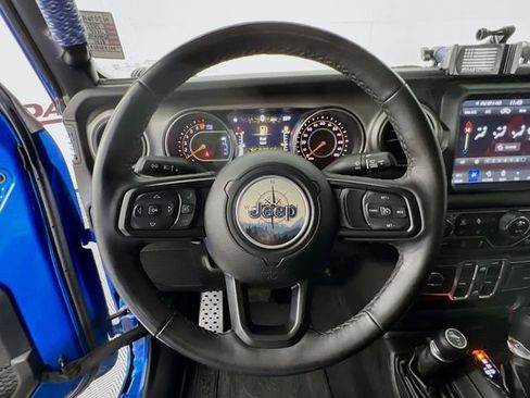 Used 2021 Jeep Gladiator Willys image 12