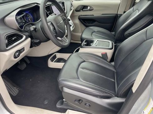 Used 2024 Chrysler Pacifica Touring-L image 16