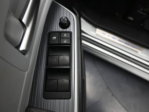 Used 2025 Toyota Sienna XLE FWD image 6