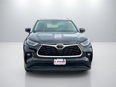 Used 2024 Toyota Highlander LE image 2