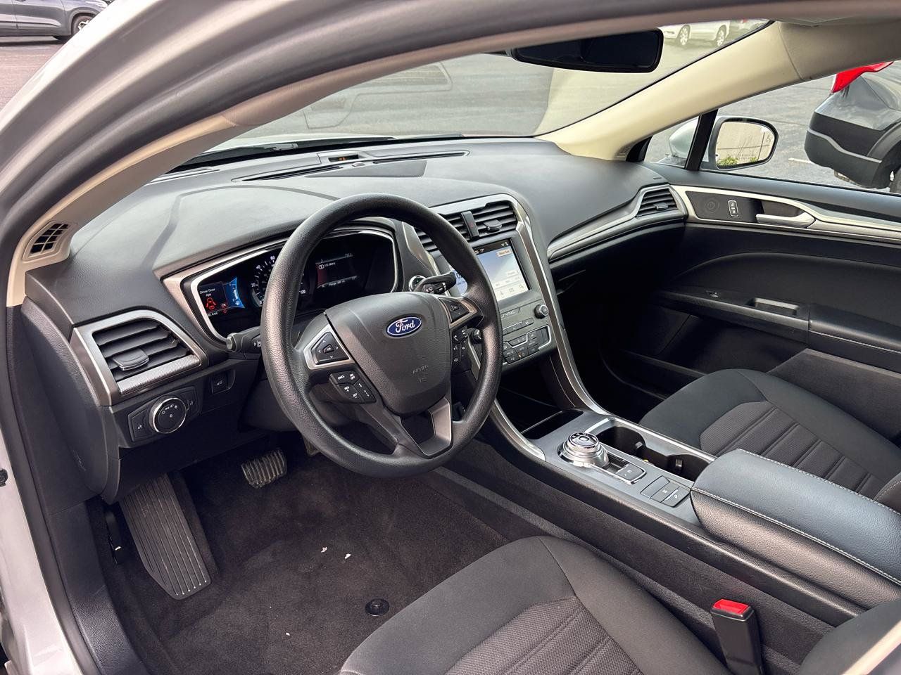 Used 2019 Ford Fusion SE FWD image 11