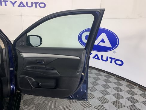 Used 2018 Mitsubishi Outlander ES image 38