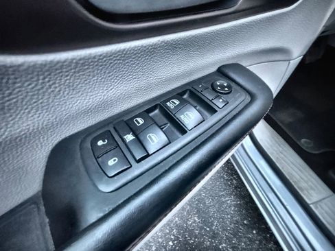 Used 2018 Chrysler Pacifica Touring-L image 15