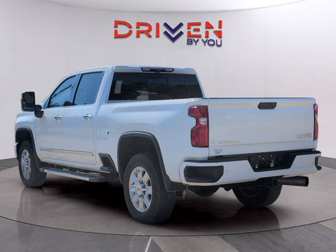 Used 2024 Chevrolet Silverado 2500 High Country w/ High Country Premium Package AWD/4WD image 3