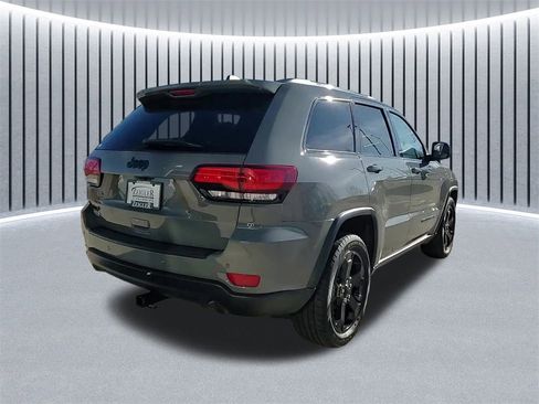 Used 2019 Jeep Grand Cherokee Laredo image 3